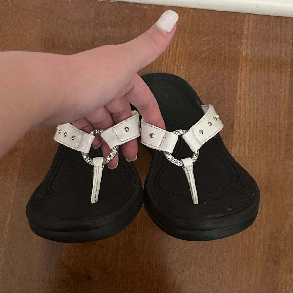Sketchers Black and White Rhinestones Flip Flop Sandals Size 7.5 - Picture 4 of 16
